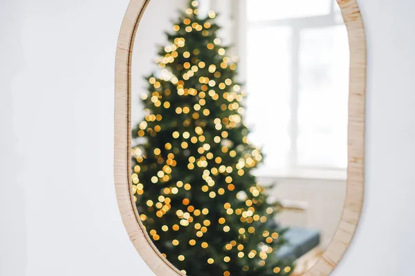 Foto Borrosa Del Árbol Navidad Decorado Refleja Espejo Casa — Foto de Stock