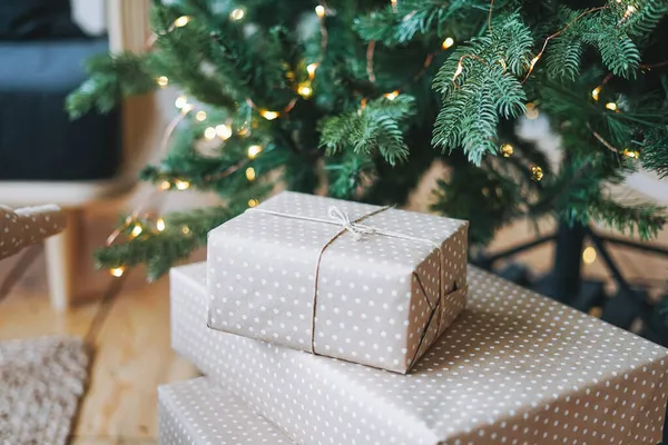 Díszített Karácsonyfa Öko Kézműves Ajándékdobozokkal Hálószobában Fényes Belső Otthon — Stock Fotó