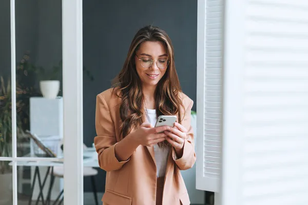 Jonge Glimlachende Brunette Zakenvrouw Bril Met Lang Haar Stijlvol Beige — Stockfoto