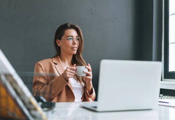 Junge Lächelnde Brünette Frau Brille Mit Langen Haaren Beigen Anzug — Stockfoto