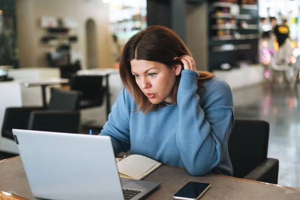 Schöne Stilvolle Junge Frau Größe Körper Positiv Mit Laptop Schönheitssalon — Stockfoto