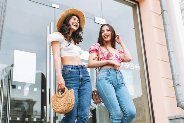 Joyeux Sourire Belle Brune Jeunes Femmes Amies Vêtements Été Marchant — Photo