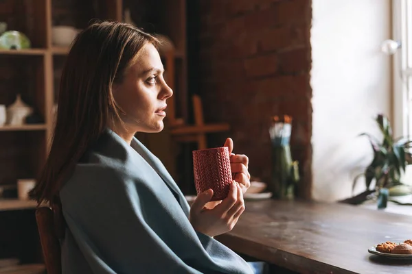 Jovem Mulher Bonita Cachecol Cinza Acolhedor Com Caneca Chá Mãos — Fotografia de Stock