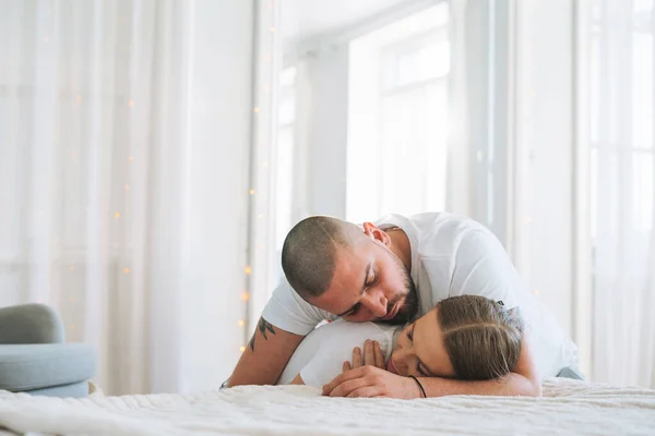 Evdeki Parlak Oturma Odasındaki Kanepede Birbirine Aşık Genç Mutlu Bir — Stok fotoğraf