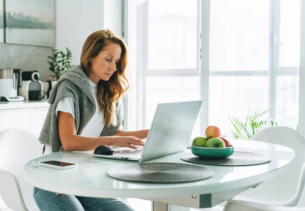 Jong Volwassene Veertig Jaar Mooie Blonde Vrouw Met Lang Haar — Stockfoto