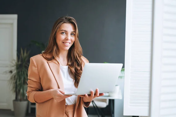 Young Smiling Woman Dark Long Hair Stylish Suit Working Laptop — Stockfoto