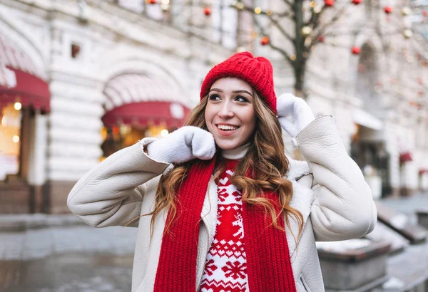 Νεαρή Ευτυχισμένη Γυναίκα Σγουρά Μαλλιά Κόκκινο Πλεκτό Καπέλο Στο Χριστουγεννιάτικο — Φωτογραφία Αρχείου