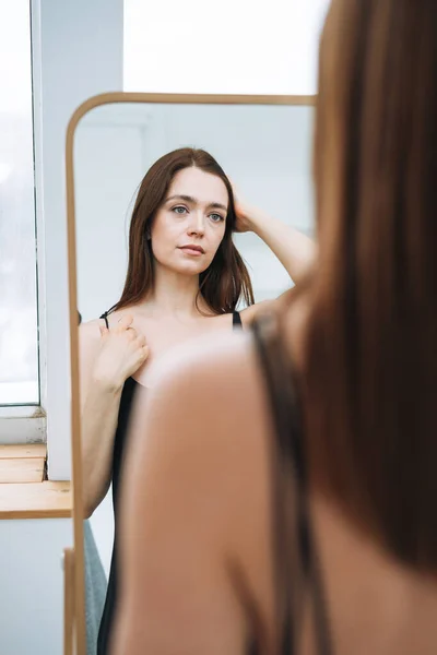 Jovem Com Longos Cabelos Escuros Noite Elegante Vestido Preto Com — Fotografia de Stock