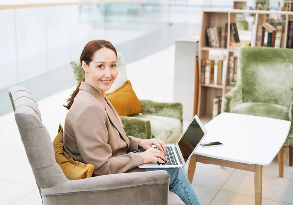 Adult Smiling Brunette Business Woman Forty Years Long Hair Stylish — Stock Photo, Image