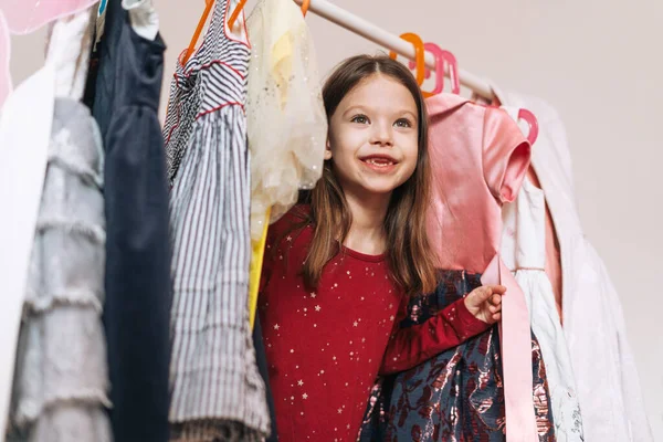 Glimlachend Klein Meisje Met Lang Donker Haar Rode Jurk Tussen — Stockfoto