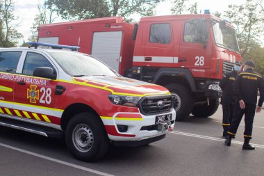 NIKOPOL, UKRAINE - 09 / 28 / 2021: Etiketsiz ve işaretsiz kurtarma araçlarının yakınlaştırılması. İtfaiyeciler geçit töreni ve kurtarma hizmetleri. Özel servisin işi. Metin için yer