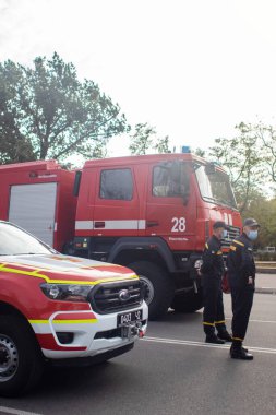 NIKOPOL, UKRAINE - 09 / 28 / 2021: Etiketsiz ve işaretsiz kurtarma araçlarının yakınlaştırılması. İtfaiyeciler geçit töreni ve kurtarma hizmetleri. Özel servisin işi. Metin için yer