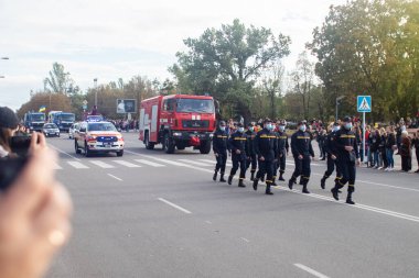 NIKOPOL, UKRAINE - 09 / 28 / 2021: Etiketsiz ve işaretsiz kurtarma araçlarının yakınlaştırılması. İtfaiyeciler geçit töreni ve kurtarma hizmetleri. Özel servisin işi. Metin için yer
