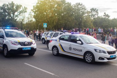 NIKOPOL, UKRAINE - 09 / 28 / 2021: Etiketsiz ve işaretsiz polis arabalarının yakın çekimleri. Düzen ve sükunet savunucularının geçit töreni. Özel servisin işi. Metin için yer