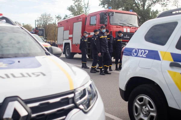 NIKOPOL, UKRAINE - 09 / 28 / 2021: Etiketsiz ve işaretsiz polis arabalarının yakın çekimleri. Düzen ve sükunet savunucularının geçit töreni. Özel servisin işi. Metin için yer
