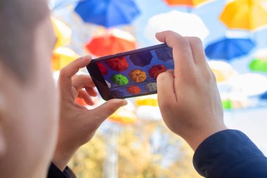 Renkli şemsiyeler. Alt manzara. Kavramsal sanat objesi. Etiket ya da kimlik işareti yok. Mesajın için yer aç. Renkli bir geçmiş. İyi bir ruh hali ve sorunlardan korunma kavramı. Gökyüzü görünüyor