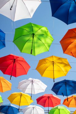 Renkli şemsiyeler. Alt manzara. Kavramsal sanat objesi. Etiket ya da kimlik işareti yok. Mesajın için yer aç. Renkli bir geçmiş. İyi bir ruh hali ve sorunlardan korunma kavramı. Gökyüzü görünüyor