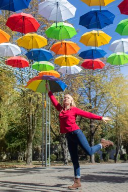Renkli şemsiyeler. Alt manzara. Kavramsal sanat objesi. Etiket ya da kimlik işareti yok. Mesajın için yer aç. Renkli bir geçmiş. İyi bir ruh hali ve sorunlardan korunma kavramı. Gökyüzü görünüyor