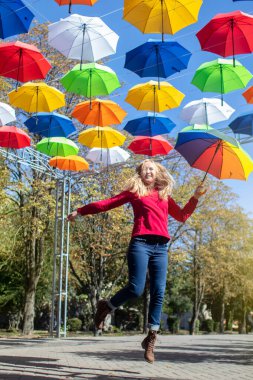 Renkli şemsiyeler. Alt manzara. Kavramsal sanat objesi. Etiket ya da kimlik işareti yok. Mesajın için yer aç. Renkli bir geçmiş. İyi bir ruh hali ve sorunlardan korunma kavramı. Gökyüzü görünüyor