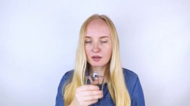 Koku kaybı. Aynanın önündeki kız parfümü kokluyor ve hissetmediğini fark ediyor. Kendi kendine teşhis kovid-19. Koronavirüsün belirtileri. Karantina ve tecrit. Sars-cov-2 için test