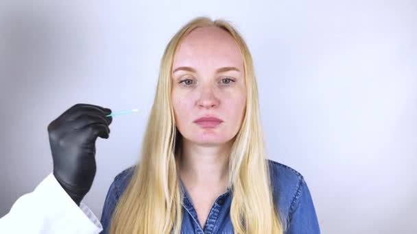 Flickan Klagar Till Läkaren Luktförlusten Doktorn Gör Ett Lukttest Diagnostik — Stockvideo