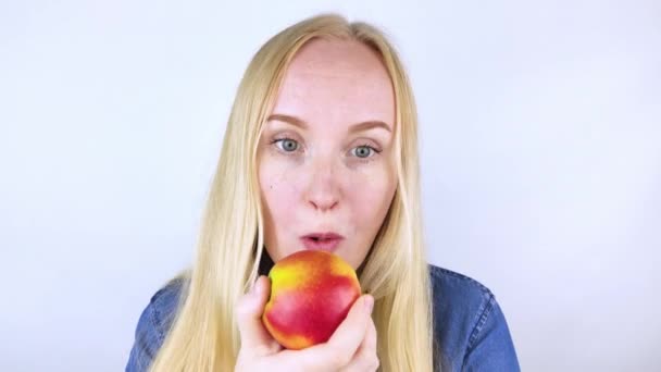 Förlust Smak Flicka Framför Spegel Äter Chokladkaka Eller Ett Äpple — Stockvideo