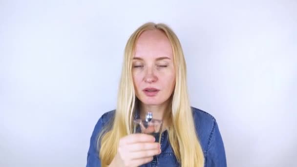 Luktförlust Flicka Framför Spegeln Sniffar Parfymen Och Inser Att Hon — Stockvideo