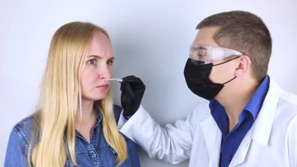 少女は臭いの損失について医者に不平を言う 医者は臭い検査をする Covid 19の診断 コロナウイルスの症状 隔離と隔離 Sars Cov 2の試験 — ストック動画