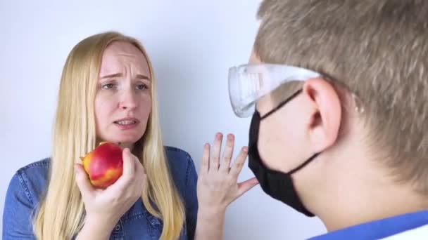 Dívka Stěžuje Doktorovi Ztrátu Čichu Doktor Provádí Test Čichu Diagnostika — Stock video