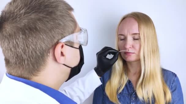 Dívka Stěžuje Doktorovi Ztrátu Čichu Doktor Provádí Test Čichu Diagnostika — Stock video