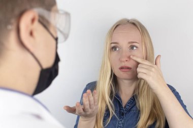 Kız koku kaybı hakkında doktora şikayette bulunuyor. Doktor bir koku testi uygular. Covid-19 teşhisi. Koronavirüsün belirtileri. Karantina ve tecrit. Sars-cov-2 için test