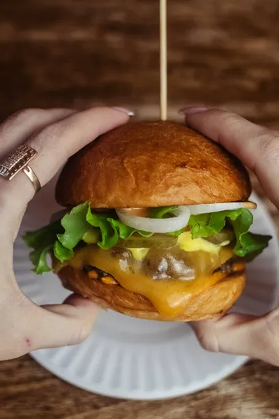 Primer Plano Una Hamburguesa Estándar Comida Rápida Para Adultos Restaurante —  Fotos de Stock