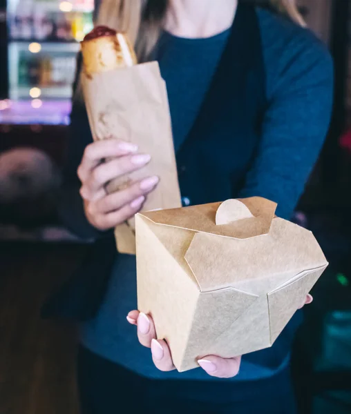 Entrega Comida Menina Segura Sacos Papel Com Fast Food Suas — Fotografia de Stock