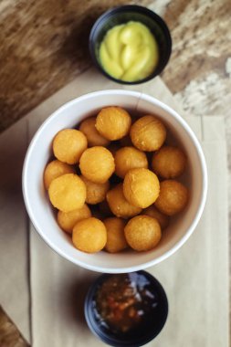 Bir fast food restoranında hazırlanmış patates toplarının yakın çekimi. Barizl ulusal mutfağı. Karton kutuda yemek. Paket yemek. Patates ve peynirli yuvarlak çörekler..