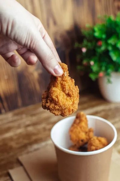 Hamurda Kızartılmış Tavuk Kanadı Yakın Çekim Bir Fast Food Restoranında — Stok fotoğraf