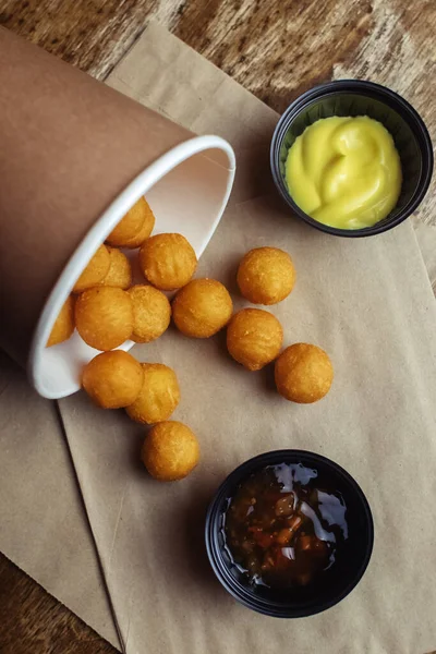 ファーストフードレストランで調理されたポテトボールのクローズアップ 国の料理をバージル 段ボール箱の中の食べ物 食物を取る ジャガイモとチーズの丸パン — ストック写真