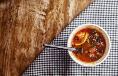 Tek kullanımlık kağıt bardaktaki bir balyozun yakın çekimi. Geleneksel yemek ve yabancı mutfak kavramı. Güvenli çevre dostu tek kullanımlık sofra takımı.