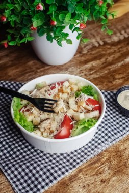 Tek kullanımlık bardakta salata. Sağlıklı ve fast food. Paket kahve. Yemek güvenliği için tek kullanımlık sofra takımı. Sağlıklı fast food