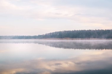 Geçmişi. Siste Dağ Gölü. Sihirli sabah. Sis su yüzeyine güzel bir şekilde yayılır. Ağaçlar neredeyse görünmez. Bulutlar ve gökyüzü yüzeyden yansıyor.