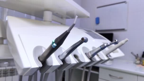 Primo Piano Delle Attrezzature Dentarie Attrezzi Nello Studio Del Dentista — Video Stock