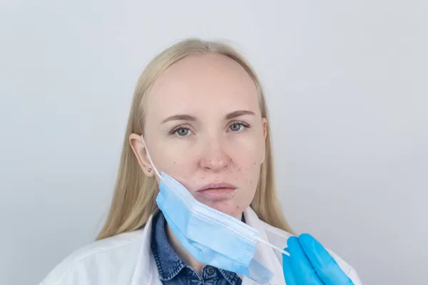 Orvos Eltávolítja Védőmaszkot Irritációt Mutat Arcbőrön Vírusellenes Intézkedések Kovid Elleni — Stock Fotó