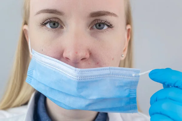 Γιατρός Αφαιρεί Την Προστατευτική Μάσκα Και Δείχνει Ερεθισμό Στο Δέρμα — Φωτογραφία Αρχείου