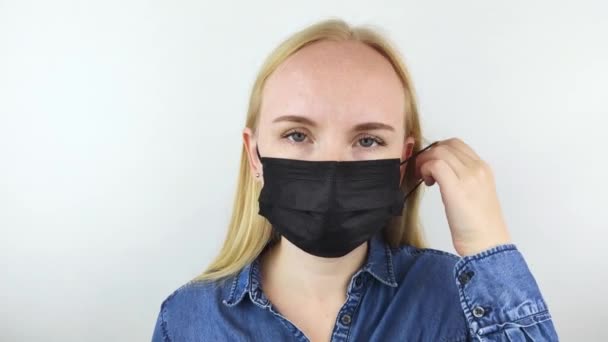 女性は保護マスクを削除し 顔の皮膚に刺激を示します 抗ウイルス対策 Covid 19に対する保護手段 長いマスクを着ていた 顔ににきびと不正行為 唇と赤い点 — ストック動画
