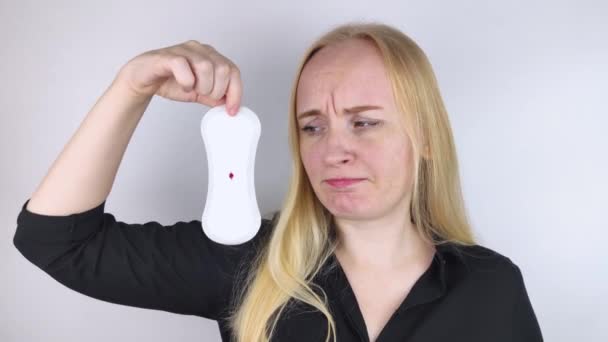 Hipomenorreia Mulher Mostra Uma Almofada Ginecológica Com Uma Pequena Gota — Vídeo de Stock