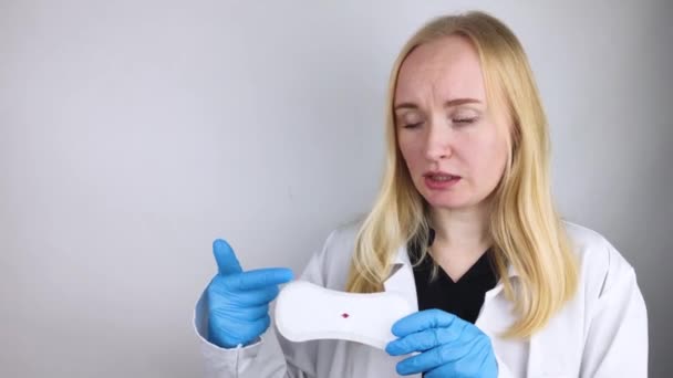 Hypomenorroe Vrouw Toont Een Gynaecologisch Kussen Met Een Kleine Druppel — Stockvideo