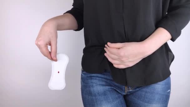 Hypomenorroe Vrouw Toont Een Gynaecologisch Kussen Met Een Kleine Druppel — Stockvideo