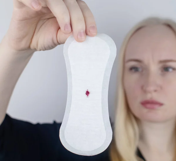 Υπομηνόρροια Γυναίκα Δείχνει Ένα Γυναικολογικό Επίθεμα Μια Μικρή Σταγόνα Αίματος — Φωτογραφία Αρχείου