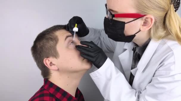 Zbliżenie Kropli Oczu Mężczyzna Wizycie Lekarza Który Wlewa Krople Oczu — Wideo stockowe