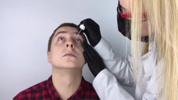 Close Eye Drops Man Doctor Appointment Who Drips Drops Patient — Stock Video