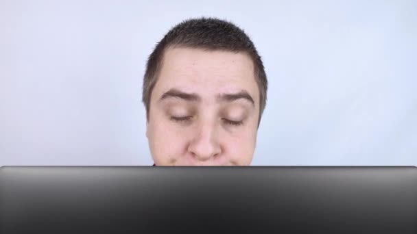 目を閉じてドロップします 人工裂傷 目の痛み 目の中のグリット感 男はコンピュータモニターやラップトップの後ろから外を見る 自分の目の薬を — ストック動画